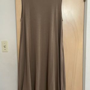 Sleeveless knit dress with pockets!